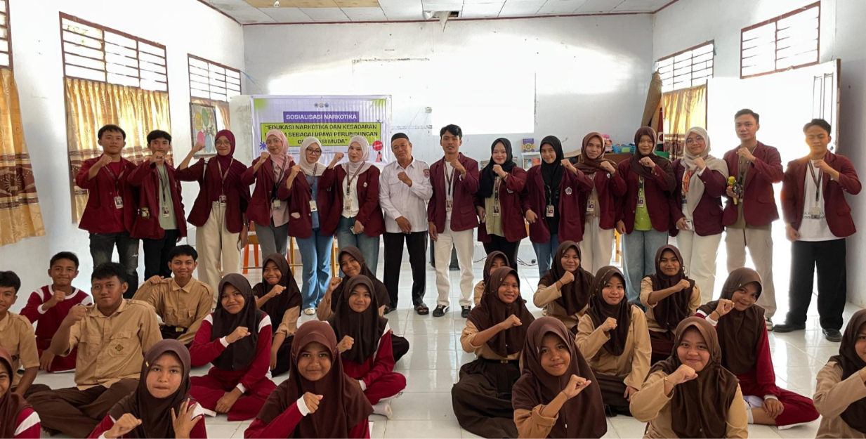 Mahasiswa FH UNG Bersama Tim KKN Tematik II Edukasi Bahaya Narkotika dan Tanamkan Kesadaran Hukum di SMPN 3 Satap Kabila Bone