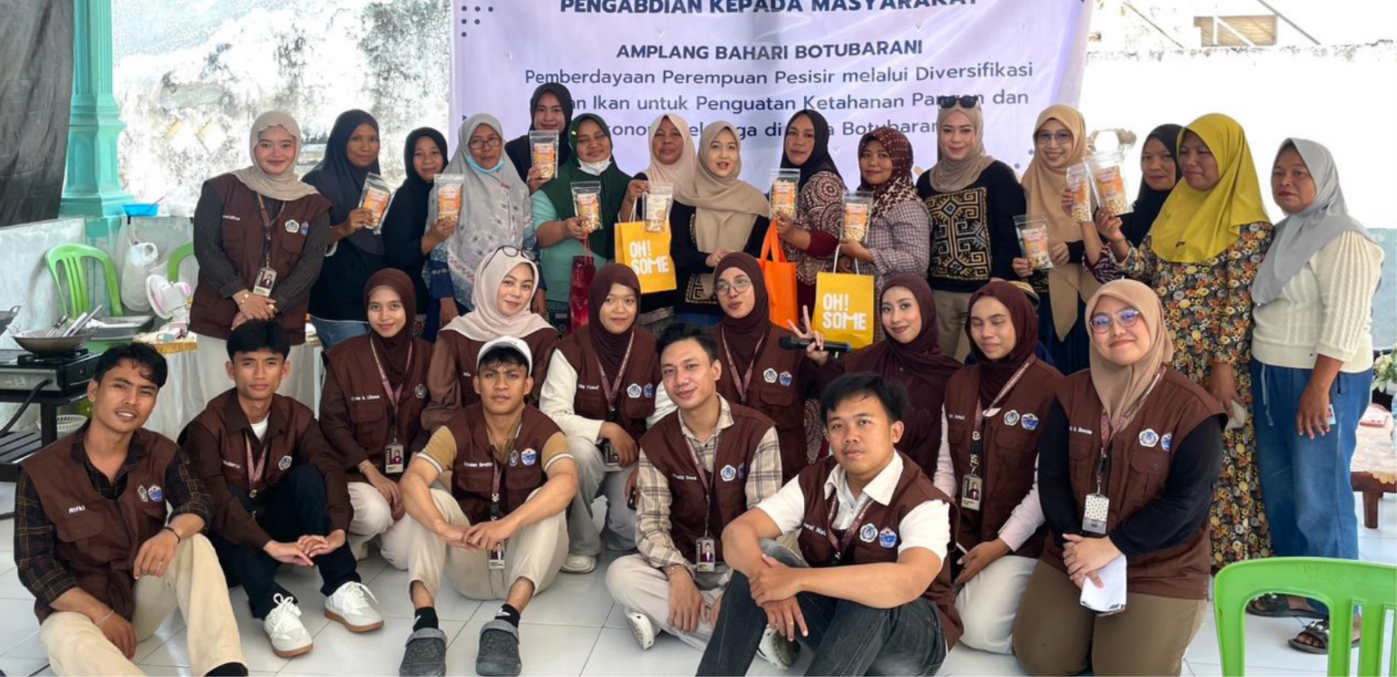 Kolaborasi KKN Tematik II UNG: Mahasiswa FH UNG Bersama Tim Dorong Kemandirian Ekonomi Perempuan Pesisir Botubarani Lewat Produksi “Amplang Bahari”